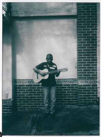 Héctor Sofonias toma clases de Guitarra desde hace unos meses. Foto: Gustavo A. Vargas. Sueños entre sombras. Héctor Sofonias toma clases de Guitarra desde hace unos meses. Foto: Gustavo A. Vargas. Sueños entre sombras.