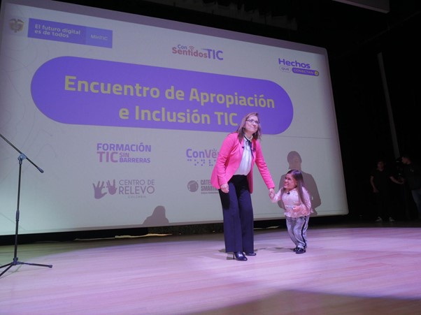 En la imagen: La Ministra TIC Carmen Ligia Valderrama junto a la presentadora Natalia Tellez en la tarima. En la imagen: La Ministra TIC Carmen Ligia Valderrama junto a la presentadora Natalia Tellez en la tarima.