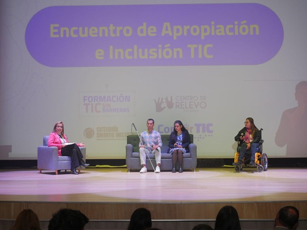 En la imagen: Conversatorio entre la Ministra TIC y tres beneficiarios de los programas de inclusión. En la imagen: Conversatorio entre la Ministra TIC y tres beneficiarios de los programas de inclusión.