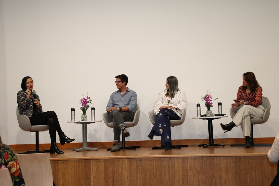 Fotografía: de izquierda a derecha, sentados se encuentran Andrea Hernández, Docente EAN; Alejandro Suárez Rivillas, Business Partner de Talento y Organización de Novartis; Diana Zea Muñoz, Coordinadora Sostenibilidad y Relaciones Institucionales de Telefónica Movistar dialogando sobre inclusión Fotografía: de izquierda a derecha, sentados se encuentran Andrea Hernández, Docente EAN; Alejandro Suárez Rivillas, Business Partner de Talento y Organización de Novartis; Diana Zea Muñoz, Coordinadora Sostenibilidad y Relaciones Institucionales de Telefónica Movistar dialogando sobre inclusión