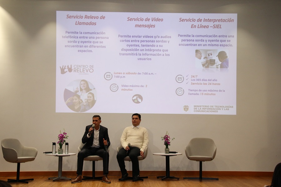 Fotografía: Carlos Andrés Castro y Cristian Montaño de MinTIC exponen sobre los proyectos incluyentes del Ministerio. Fotografía: Carlos Andrés Castro y Cristian Montaño de MinTIC exponen sobre los proyectos incluyentes del Ministerio.