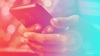 Fotografía: Manos sosteniendo un celular Fotografía: Manos sosteniendo un celular
