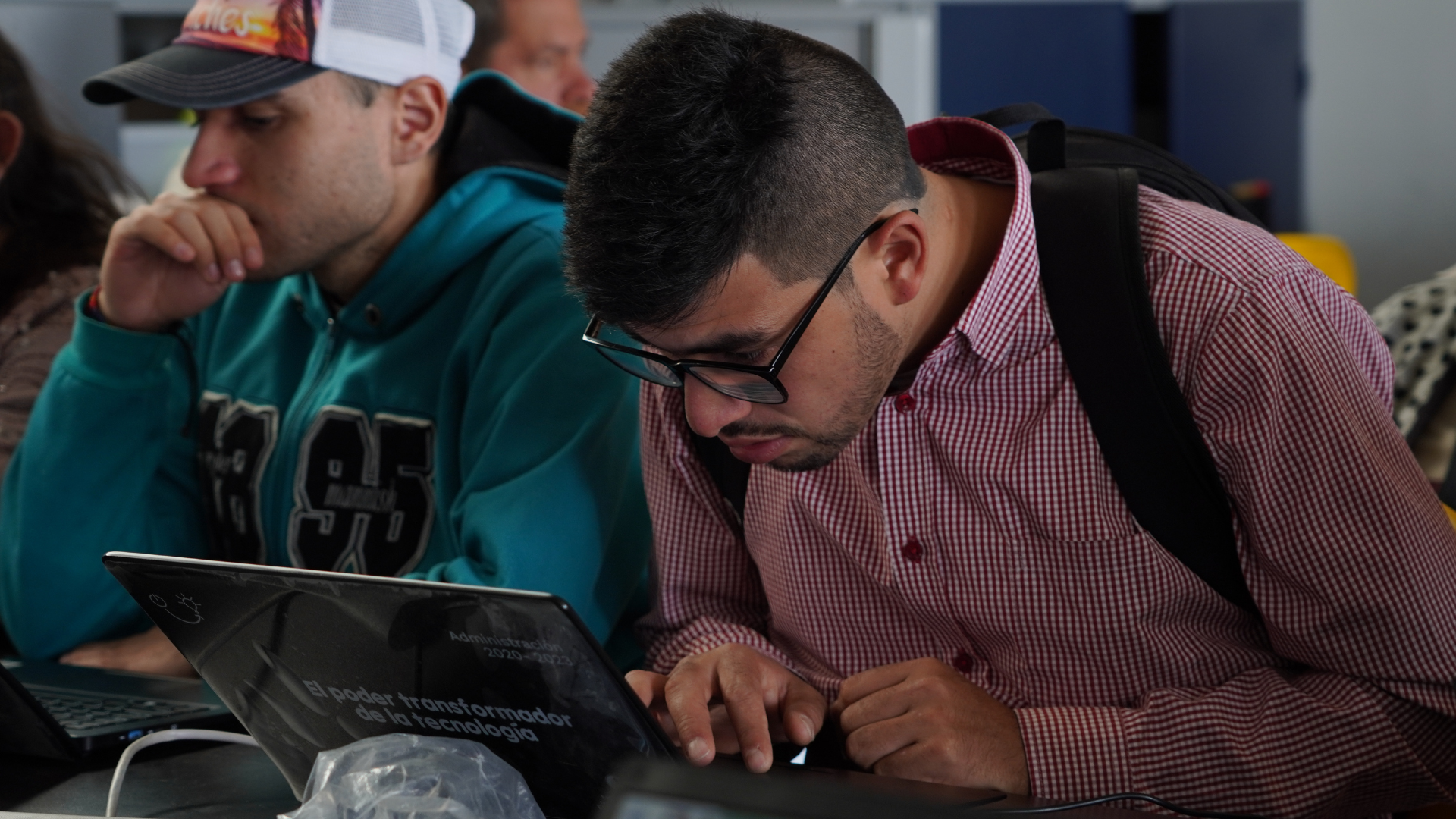 Hombre mira un computador Hombre mira un computador