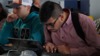 Hombre mira un computador