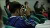 Persona manipulando un celular inteligente
