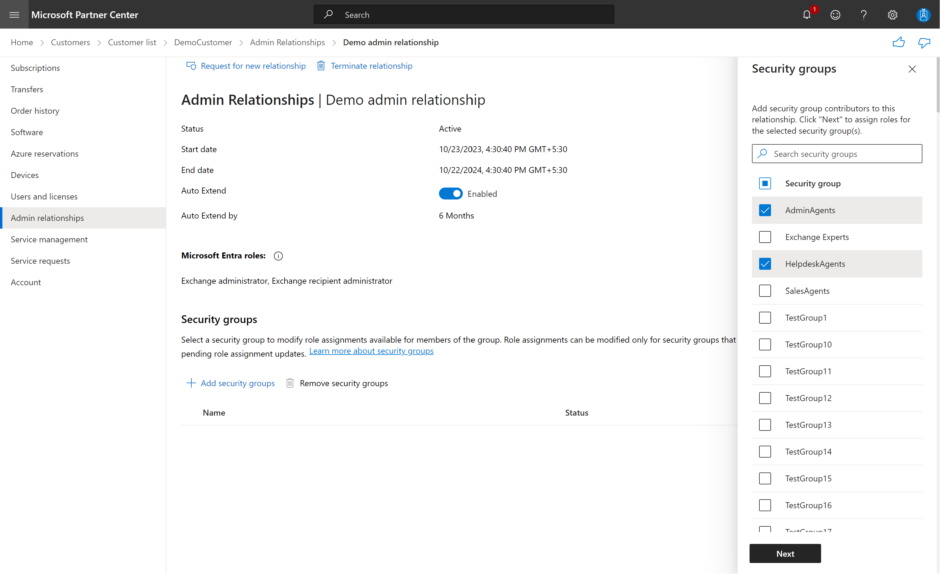 Screenshot che illustra la pagina dei dettagli della relazione di amministrazione con il pannello laterale che mostra i gruppi di sicurezza con AdminAgents e HelpdeskAgents selezionati.