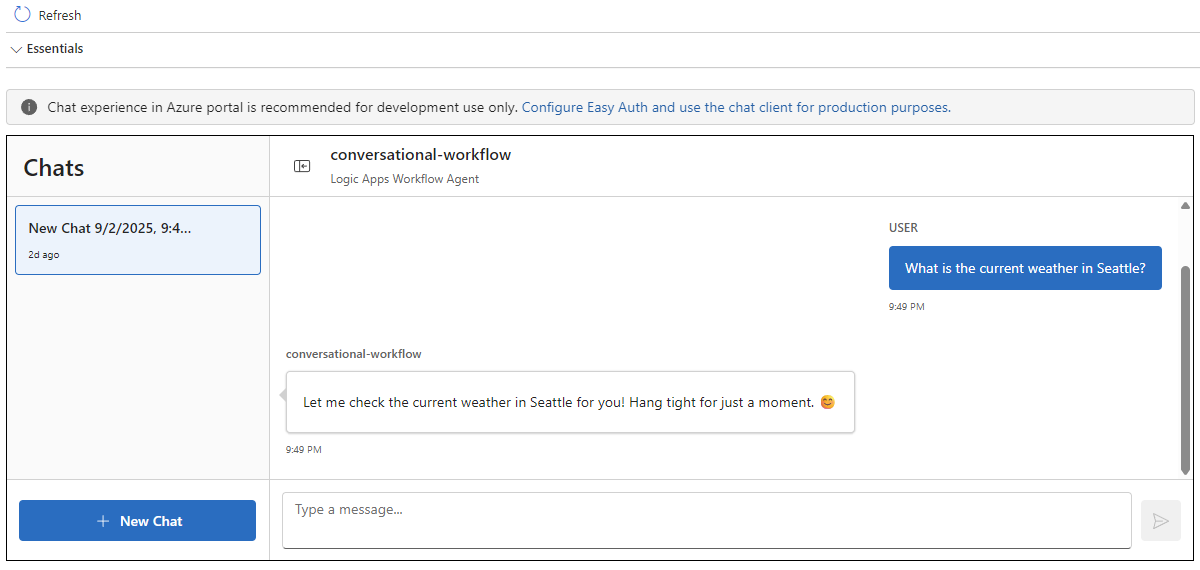 Azure portal とワークフロー統合チャット インターフェイスを示すスクリーンショット。