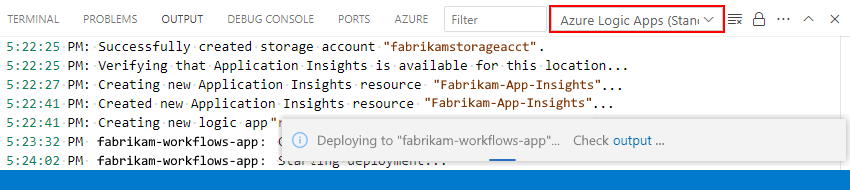 Azure Logic Apps Standard が選択された [出力] ウィンドウとスコープの一覧と、デプロイの進行状況と状態を示すスクリーンショット。