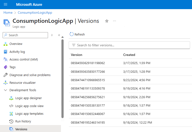 Azure portal と従量課金ロジック アプリのメニューを示すスクリーンショット。[バージョン] が選択され、以前のロジック アプリのバージョンの一覧が表示されています。