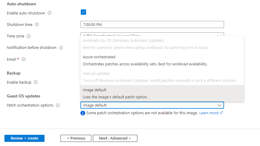 パッチ オーケストレーション モードを有効にするために使用される Azure portal の [管理] タブを示しています。