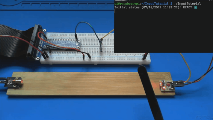 レーザートリップワイヤーのデモンストレーションを示すアニメーション GIF。レーザーエミッターはレーザーセンサーモジュールを点灯させ、アプリは READY を表示します。レーザー ビームが切断され、アプリに ALERT が表示されます。その後、アクションが繰り返されます。