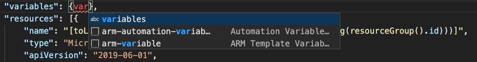 Azure Resource Manager テンプレート変数のスニペットを示す Visual Studio Code のスクリーンショット。
