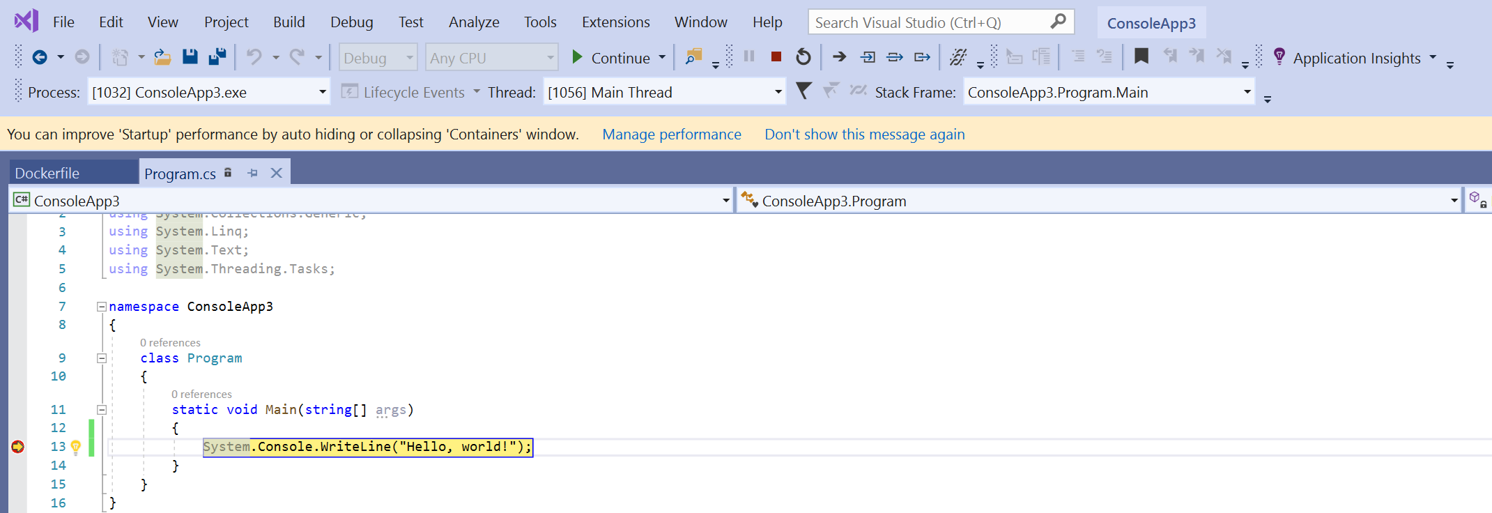 黄色で強調表示されているコード行の左側にブレークポイントが設定されている Visual Studio のProgram.csのコード ウィンドウのスクリーンショット。