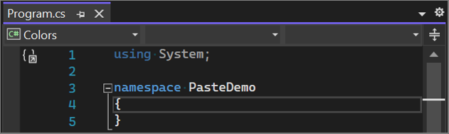 JSON または XML テキストを貼り付けるためのプレースホルダーとして使用される Visual Studio の空の名前空間宣言のスクリーンショット。