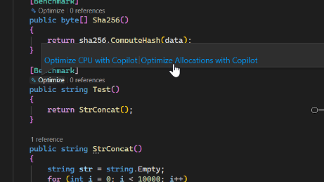 [Copilot による割り当ての最適化] オプションが強調表示されているベンチマーク メソッドの上の CodeLens を示すスクリーンショット