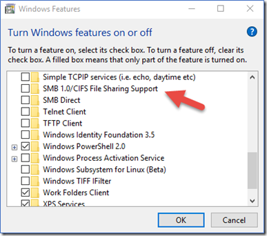 [Windows の機能] ダイアログのスクリーンショット。[Windows の機能をオンまたはオフにする] リストでは、矢印が SMBv1 を指しています。