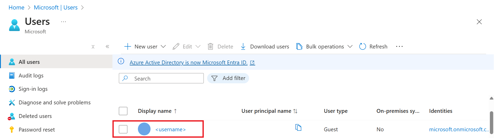 Azure Portal 모든 사용자 페이지를 보여 주는 스크린샷. 한 명의 사용자에 대한 정보는 표시되지만 해독할 수는 없습니다.