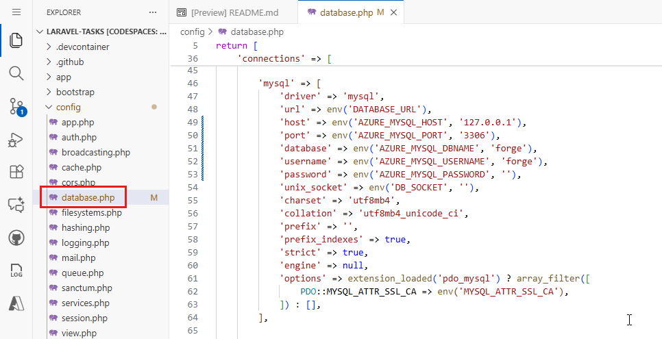 Uma captura de tela mostrando um codespace do GitHub e uma configuração/database.php abertos.
