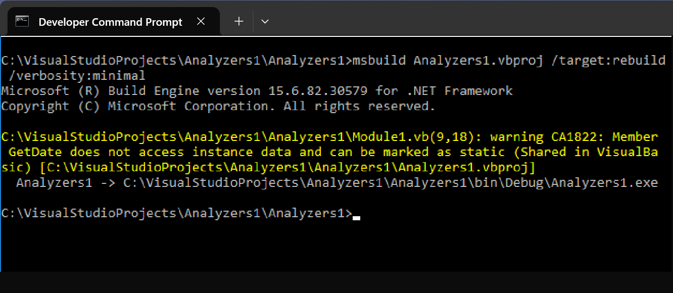 Captura de tela que mostra uma saída do MSBuild com uma violação de regra em um Prompt de Comando do Desenvolvedor.