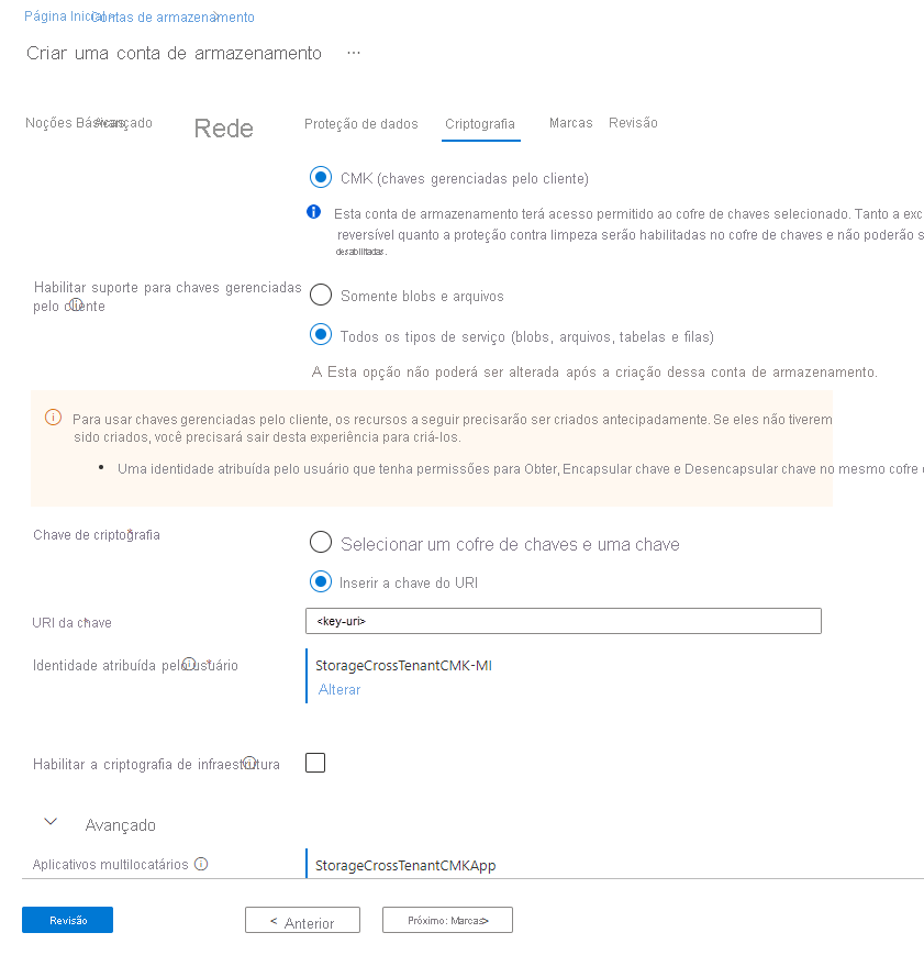 Captura de ecrã que mostra como configurar chaves geridas pelo cliente entre inquilinos diferentes para uma nova conta de armazenamento no portal do Azure.