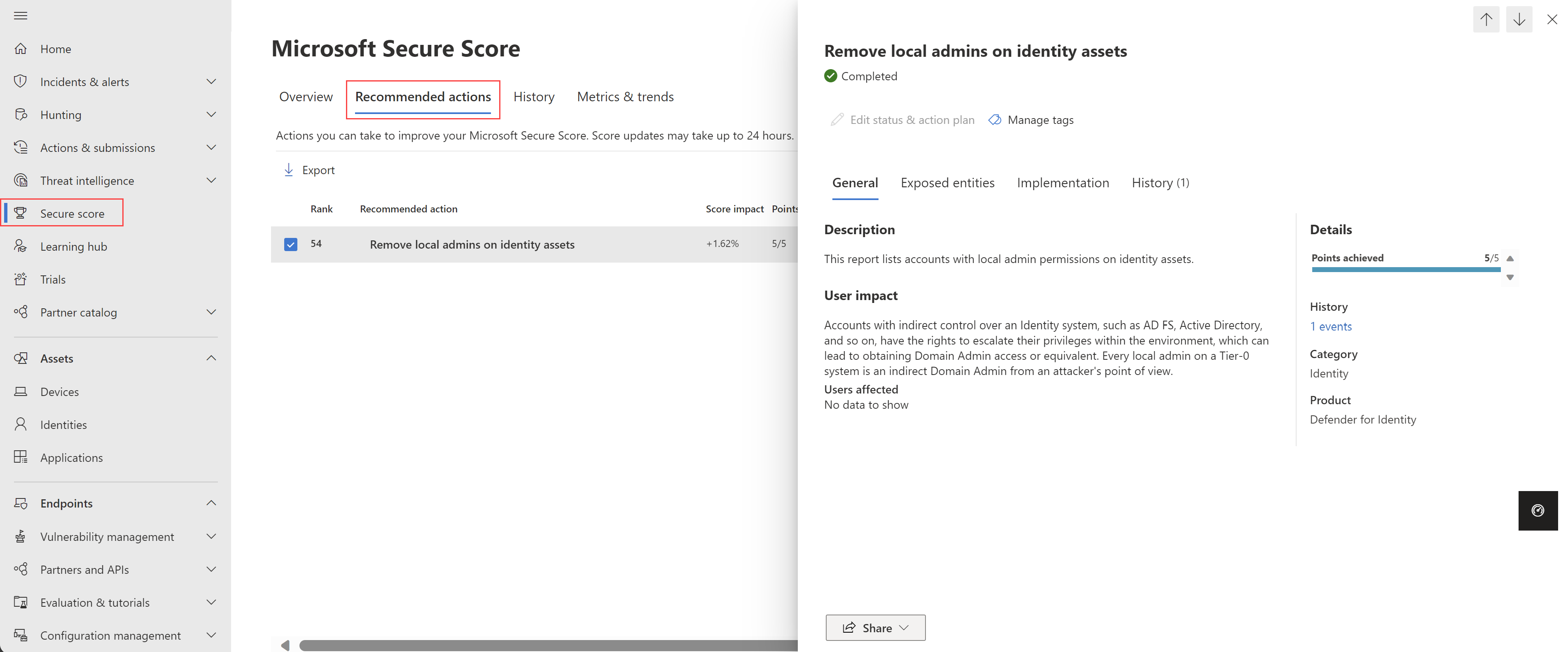 Captura de ecrã a mostrar a ação recomendada para remover administradores locais em recursos de identidade.